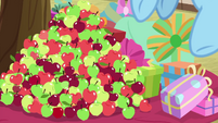 Pile of apples on top of Applejack BGES1