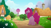 Pinkie looking at the hot air balloon MLPRR