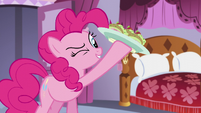 Pinkie sees under the plate S5E14