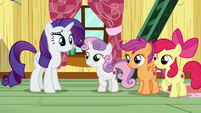 Rarity and Sweetie Belle smile at each other S7E6