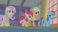 S01E09 Applejack przytrzymuje siostrę