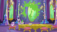 Twilight and Spike-shaped mural of mashed peas S7E3