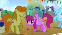 Berryshine, Sweetie Drops, Golden Harvest, and Shoeshine at the starting line S1E13