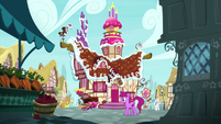 Exterior shot of Sugarcube Corner S7E23