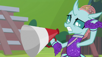 Ocellus plugs her ear from loudness S9E15