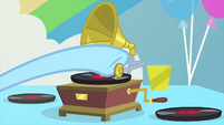 Rainbow Dash turns on gramophone MLPS3