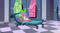 Spike posing for his portrait S5E10