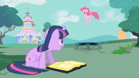 Twilight and Pinkie -please stop shouting- S01E26