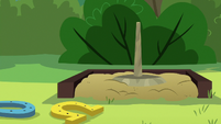 Horseshoe game at Cutie Mark Day Camp S7E21