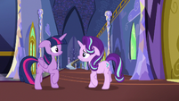 Starlight approaches Twilight; Twilight backs away S6E25