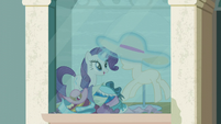 Rarity puts a new hat on the mannequin S6E9