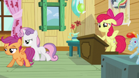 Scootaloo and Sweetie turn their backs to Apple Bloom S5E4