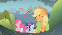 Twilight serious while everyone is happy S1E7