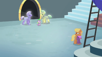 Royal guards approaching Spike S4E24