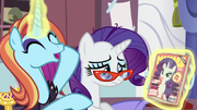 S05E14 Sassy Saddles pokazuje Rarity magazyn z jej zdjęciem