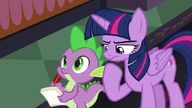 S08E01 Twilight Sparkle w głębokiej myśli