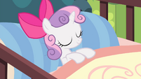 Sweetie Belle on bed S4E17