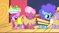 Looks like Cherilee. And on her left, different colored Applejack. On her right, different colored Pinkie Pie.