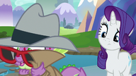 S08E11 Spike chowa twarz przed Rarity