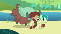 Sandbar catches Yona from falling S8E1