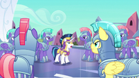Shining Armor gives orders to royal guards S6E16