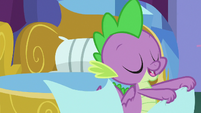 Spike removing the bedsheets S8E24