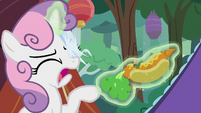 Sweetie Belle gets Fly-der web on her eye S7E16