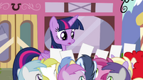 Twilight being begged for autographs S4E15