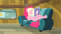 Pinkie Pie leyendo una revista T3E4