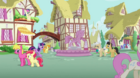 Ponies walking through Ponyille S3E13