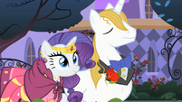 Rarity and Blueblood in front of Applejack's stand S01E26