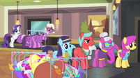 Rarity notices the line of ponies S4E08