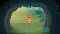 Scootaloo screams in front of the cave S7E16