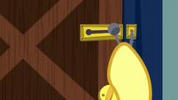 Braeburn locking the door S5E6