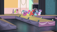Ponies on stage S4E08