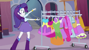 Rarity mostrando sau arara de roupas EG