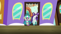 Spike and Rarity getting off the train S9E19