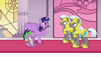 Twilight giving commands to Royal Guards S4E1