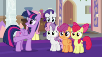 Twilight presenting something to the CMC S8E12