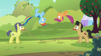 Rainbow and Scootaloo jump-roping in sync S5E17