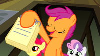 Scootaloo presenting her news entry S2E23