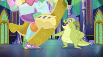 Spike weighed down by pony stuff S8E24