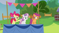 Apple Bloom invites campers to play with Thunderlane S7E21