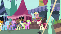 Flower trio continues selling flowers to ponies S7E19