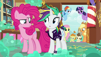 Pinkie Pie notices Rarity's new look S7E19
