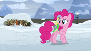 Pinkie Pie ve a Rutherford y a los yaks mecerse T7E11