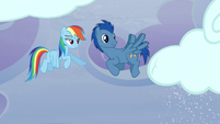 Rainbow gives a sign to a Pegasus pony S5E5