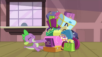 Spike struggling with the bags S4E8