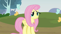 Fluttershy se ofrece para ayudar a Pinkie.