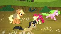 Red Gala and Golden Delicious gallop past AJ and Apple Bloom S5E4